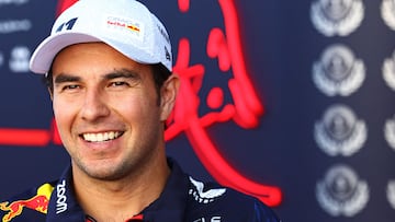 Checo Pérez sobre los rumores de su futuro: “Solo me río de ello”