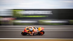 Pol Espargaro, del Repsol Honda Team, durante los entrenamientos libres del GP de Gran Bretaña en el circuito de Silverstone