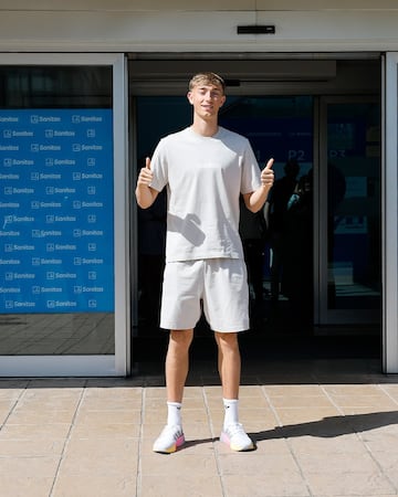 Dean Huijsen llegando al Hospital Universitario Sanitas La Moraleja para realizar el reconocimiento m¨¦dico.