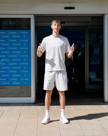Dean Huijsen llegando al Hospital Universitario Sanitas La Moraleja para realizar el reconocimiento médico. 