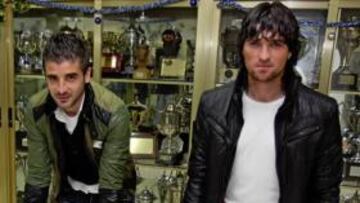 <b>RECUERDOS CON AS. </b>Portillo y Tote, ayer, en la sala de trofeos del estadio Rico Pérez.