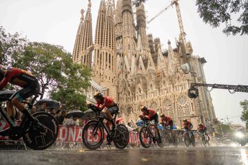 Los equipos han pasado al lado de la Sagrada Familia.