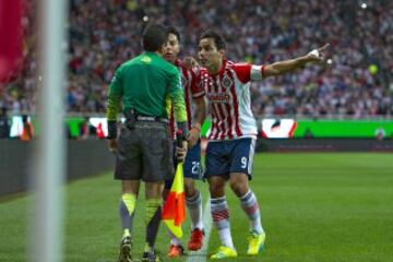 Bravo reclama el gol anulado.