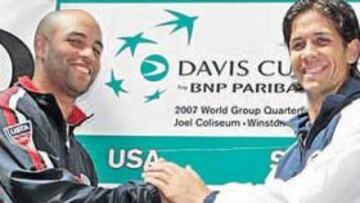 <b>SORPRESA. </b>Los dos números dos se saludan tras el sorteo. El de EE UU, James Blake, estaba cantado pero no la presencia de Verdasco.