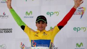 Óscar Sevilla, con el maillot amarillo.