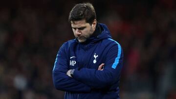 Mauricio Pochettino cabizbajo durante un partido como entrenador del Tottenham.