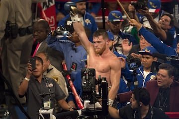 Te presentamos las mejores imágenes de la esperada pelea entre el mexicano y el kazajo celebrada esta noche en Las Vegas, Nevada.