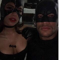Neymar va a una fiesta vestido de Batman junto a su Catwoman