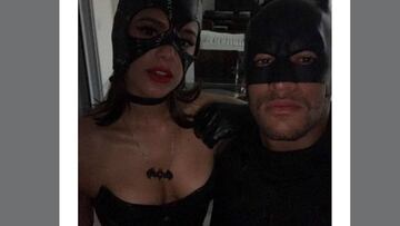 Neymar va a una fiesta vestido de Batman junto a su Catwoman
