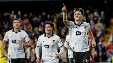 El centrocampista del Valencia, Pepelu, celebra el segundo gol del equipo valencianista durante el encuentro correspondiente a la jornada 19 de Laliga EA entre Valencia y Villarrea.