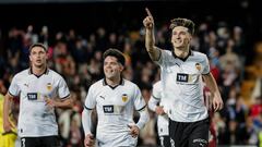 El centrocampista del Valencia, Pepelu, celebra el segundo gol del equipo valencianista durante el encuentro correspondiente a la jornada 19 de Laliga EA entre Valencia y Villarrea.