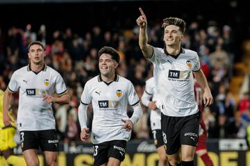 VALENCIA, 02/01/2024.- El centrocampista del Valencia, Pepelu, celebra el segundo gol del equipo valencianista durante el encuentro correspondiente a la jornada 19 de Laliga EA Sports que Valencia y Villarreal disputan hoy martes en el estadio de Mestalla, en Valencia. EFE / Manuel Bruque.
