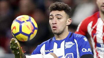GRAF3041. MADRID, 16/12/2017.- El delantero del Alavés Munir El Haddadi (i) controla el balón frente a Gabi Fernández, del Atlético de Madrid, durante el partido de la decimosexta jornada de Liga que Atlético y Alavés disputan esta noche en el Estadio Wanda Metropolitano. EFE/Javier Lizón