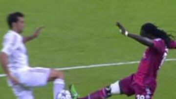 <b>MINUTO 29. </b>No sacó tarjeta a Gomis por este plantillazo.