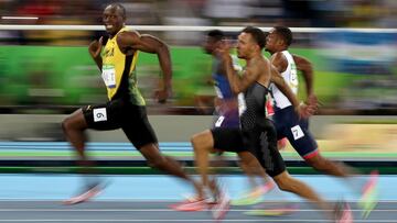 Usain Bolt sonr&iacute;e durante las semifinales de los 100 metros lisos en los Juegos Ol&iacute;mpicos de R&iacute;o 2016.