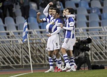 Los jugadores de la Real Sociedad felicitan al delantero Agirretxe tras marcar ante el Celta de Vigo. 1-0.