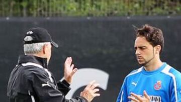 Javier Aguirre dialoga con Sergio García durante un entrenamiento.