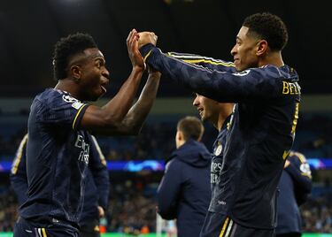 Vinicius y Jude Bellingham celebran la clasificación a las semifinales de la Champions League.