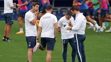 El cuerpo técnico del Getafe al inicio de una sesión.