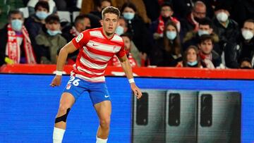 Isma Ruiz la pasada temporada durante un partido entre el Granada y el Atlético de Madrid.