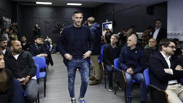Lucas Pérez, poco antes de sentarse en la sala de prensa el día de su despedida del Deportivo.