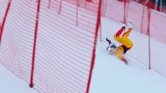 Fabio Wibmer choca contra una red de seguridad en Streif (Austria).