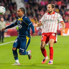 블라인드가 부상을 당해 지로의 수비를 견제하고 있다.