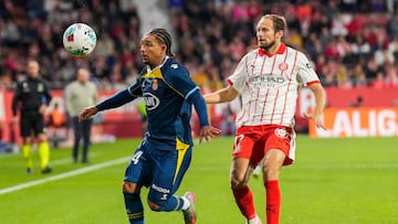 GIRONA, 26/09/2025.- El defensa neerlandés del Girona Daley Blind (d) presiona a Tyrhys Dolan, del Espanyol, durante el encuentro correspondiente a la jornada siete de Laliga EA Sports que disputan hoy viernes Girona y Espanyol en el estadio municipal de Montilivi, en Girona. EFE/David Borrat.