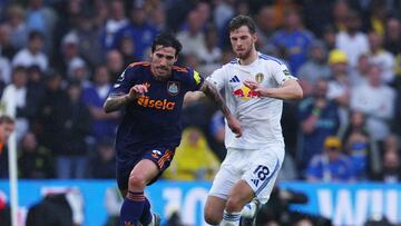 Soccer Football - Premier League - Leeds United v Newcastle United - Elland Road, Leeds, Britain - August 30, 2025 Leeds United's Anton Stach in action with Newcastle United's Sandro Tonali Action Images via Reuters/Craig Brough EDITORIAL USE ONLY. NO USE WITH UNAUTHORIZED AUDIO, VIDEO, DATA, FIXTURE LISTS, CLUB/LEAGUE LOGOS OR 'LIVE' SERVICES. ONLINE IN-MATCH USE LIMITED TO 120 IMAGES, NO VIDEO EMULATION. NO USE IN BETTING, GAMES OR SINGLE CLUB/LEAGUE/PLAYER PUBLICATIONS. PLEASE CONTACT YOUR ACCOUNT REPRESENTATIVE FOR FURTHER DETAILS..