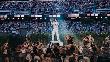 Bad Bunny durante su actuación en la Super Bowl.