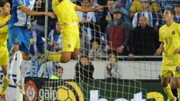 <b>LO INTENTÓ. </b>Héctor Moreno cabeceó una falta servida por Dátolo, aunque el 'verdugo' perico Diego López atajó el balón sin problemas.