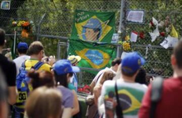 Los seguidores  muestran sus respectos al piloto Ayrton Senna en la curva Tamburello, donde murió en un accidente de coche. Un evento de homenaje que  tuvo lugar en la pista de carreras de Imola en memoria de pilotos de Fórmula 1 Ayrton Senna y Roland Ratzenberger para conmemorar el 20 aniversario de su muerte.