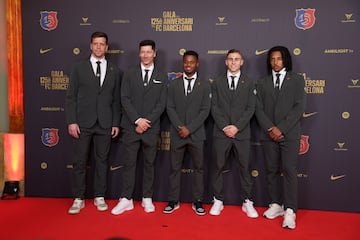 Wojciech Szczęsny, Robert Lewandowski, Ansu Fati, Fermín López y Jules Koundé, jugadores del primer equipo de fútbol en la alfombra roja del gran Teatro del Liceu.