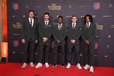 Wojciech Szczęsny, Robert Lewandowski, Ansu Fati, Fermín López y Jules Koundé, jugadores del primer equipo de fútbol en la alfombra roja del gran Teatro del Liceu.