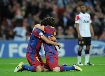 Abrazo entre Lionel Messi y Sergio Busquets durante la final de la Champions League de 2011.