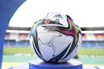 Con un gol en el último minuto, la Selección Colombia salvó un punto en el encuentro ante los dirigidos por Scaloni.  Luis Fernando Muriel y Miguel Borja anotaron. 