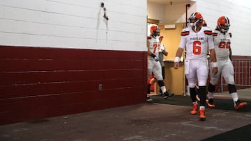 LANDOVER, MD - OCTOBER 2: Quarterback Cody Kessler #6 of the Cleveland Browns walks onto the field prior to a game against the Washington Redskins at FedExField on October 2, 2016 in Landover, Maryland. Patrick Smith/Getty Images/AFP
== FOR NEWSPAPERS, INTERNET, TELCOS & TELEVISION USE ONLY ==