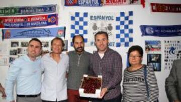 Sergio Gonz&aacute;lez recibi&oacute; el premio La Cirera Perica y una buena caja de las cerezas de Santa Coloma de Cervell&oacute;. 