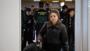 Un agente de la Guardia Civil en la puerta de llegadas de la terminal T1 del Aeropuerto Adolfo Suárez Madrid Barajas, por la previsible llegada del expresidente de la Real Federación Española de Fútbol (RFEF), a 3 de abril de 2024, en Madrid (España). El expresidente de la Real Federación Española de Fútbol (RFEF) Luis Rubiales ha adelantado su regreso a España desde República Dominicana y ha aterrizado durante la mañana de hoy en el aeropuerto madrileño de Adolfo Suárez Madrid-Barajas. A su llegada a España, ha sido detenido por agentes de la Unidad Central Operativa (UCO) de la Guardia Civil por la investigación que afecta a su etapa al frente de la RFEF y que indaga irregularidades en los contratos para jugar la Supercopa de España de fútbol en Arabia Saudí. La vuelta se produce después de que el pasado lunes, agentes de la UCO llevaran a cabo un registro en el alojamiento de Rubiales en Punta Cana por orden de la juez, y en el que se incautó el teléfono móvil y una tablet del propio expresidente de la RFEF.
03 ABRIL 2024;RUBIALES;PUNTA CANA;EXSELECCIONADOR;FUTBOL;AEROPUERTO;UCO;GUARDIA CIVIL;SUPERCOPA;ARABIA SAUDI
Alejandro Martínez Vélez / Europa Press
03/04/2024