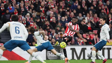 BILBAO, 22/12/2025.- El delantero del Athletic Club Iñaki Williams (2d) dispara a puerta durante el partido de la jornada 17 de LaLiga que Athletic Club de Bilbao y RCD Espanyol disputan este lunes en San Mamés. EFE/Luis Tejido