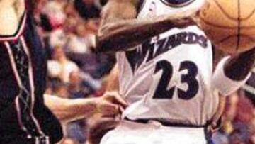 FRENADO. Michael Jordan esta vez no pudo con Vince Carter.