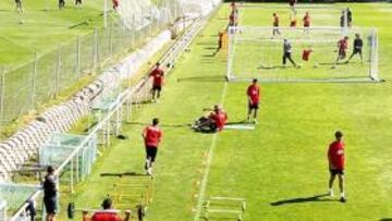 <b>INICIO DEL TRABAJO. </b>La plantilla del Atlético, ejercitándose durante la pretemporada pasada.