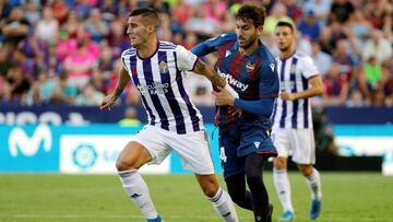 GRAF4236. VALENCIA, 31/08/2019.- El delantero del Real Valladolid Sergio Guardiola (i) se escapa de José Campaña, del Levante UD, durante el partido de la tercera jornada de Liga en Primera División que se juega hoy sábado en e