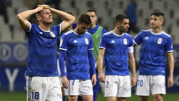 Los jugadores del Oviedo, cabizbajos tras acabar el partido ante el Lugo
