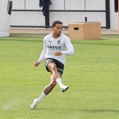 El Valencia vuelve al trabajo a la espera de Gayà