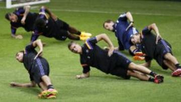 Los jugadores del Anderlecht calientan durante el entrenamiento del equipo en Estambul, Turqu&iacute;a, el 15 de septiembre del 2014, en la v&iacute;spera de su enfrentamiento al Galatasaray en un partido del grupo D de la Liga de Campeones. 