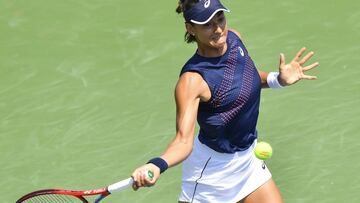 Caroline Garcia devuelve una bola durante su partido ante Anastasia Pavlyuchenkova en el National Bank Open de Montreal, Canada.