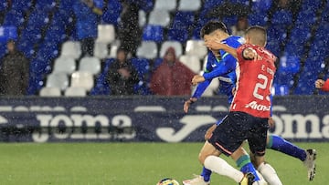 GETAFE (MADRID) 08/12/2022.- El delantero del Getafe Munir El Haddadi (i) pugna por el balón con el centrocampista del Guadalajara Eduardo Torres (d) durante el partido entre el Getafe CF y el CD Guadalajara disputado este jueves en el Coliseum Alfonso Pérez de Getafe, en Madrid. EFE/ Zipi