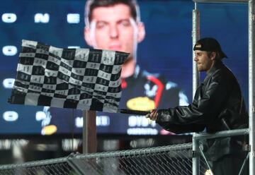 Justin Bieber, encargado de ondear la bandera a acuadros de final de carrera.