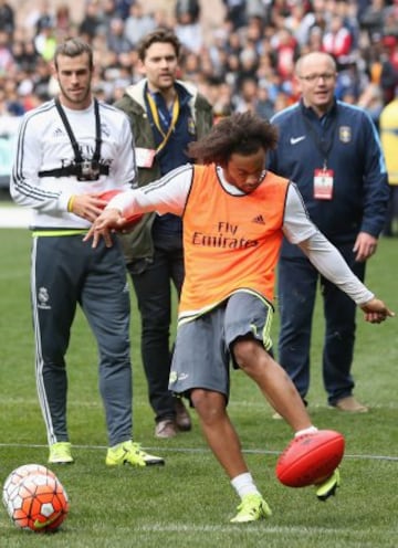 Marcelo chuta el balón de fútbol australiano.